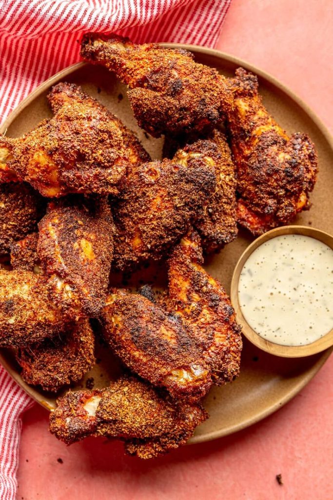 Le plat final des ailes du poulet saupdré par le Mélange d'Épices pour Ailes de Poulet