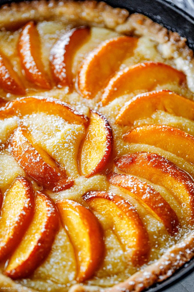 Focus sur le plat final de la Tarte aux Pêches à la Frangipane