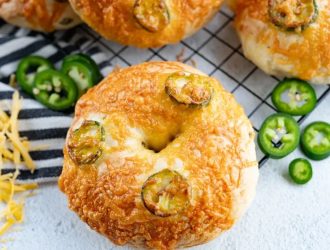 La recette des bagels au cheddar et jalapeños