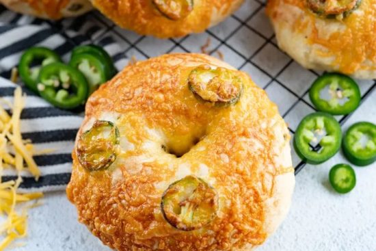 La recette des bagels au cheddar et jalapeños