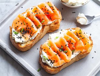 La recette des Tartines au Fromage à la Crème Fouettée et Saumon Fumé