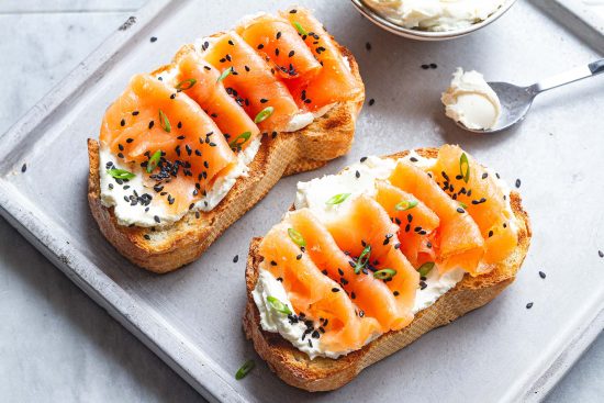 La recette des Tartines au Fromage à la Crème Fouettée et Saumon Fumé