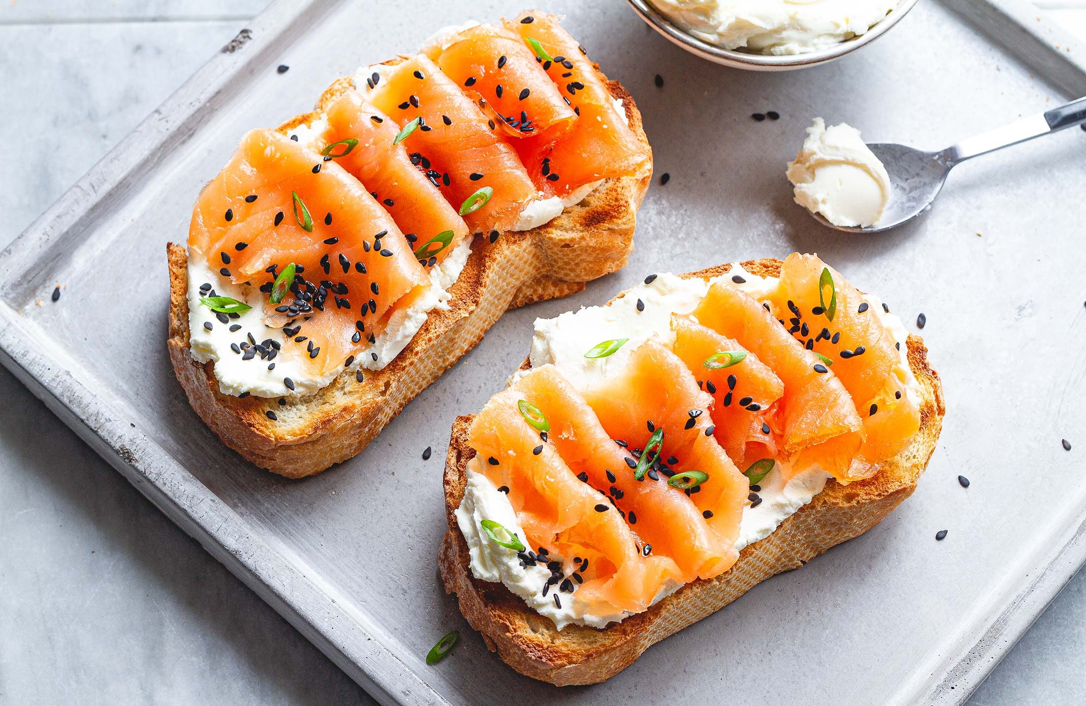 La recette des Tartines au Fromage à la Crème Fouettée et Saumon Fumé