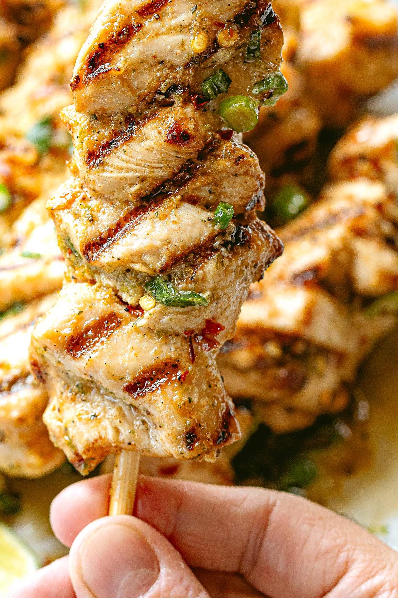 Focus sur le plat final des brochettes de poulet au miel et citron vert