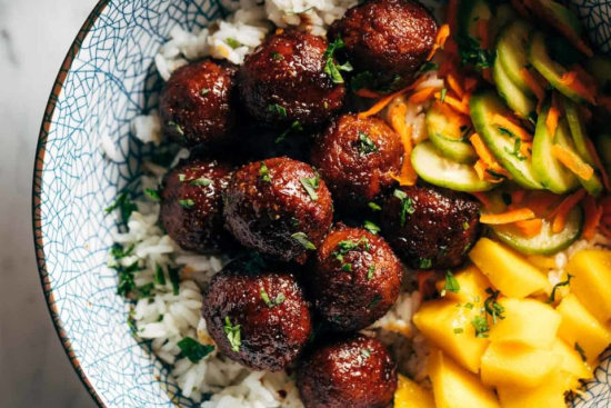 Bols de Riz Gluant au Gingembre avec Légumes Marinés et Mangue