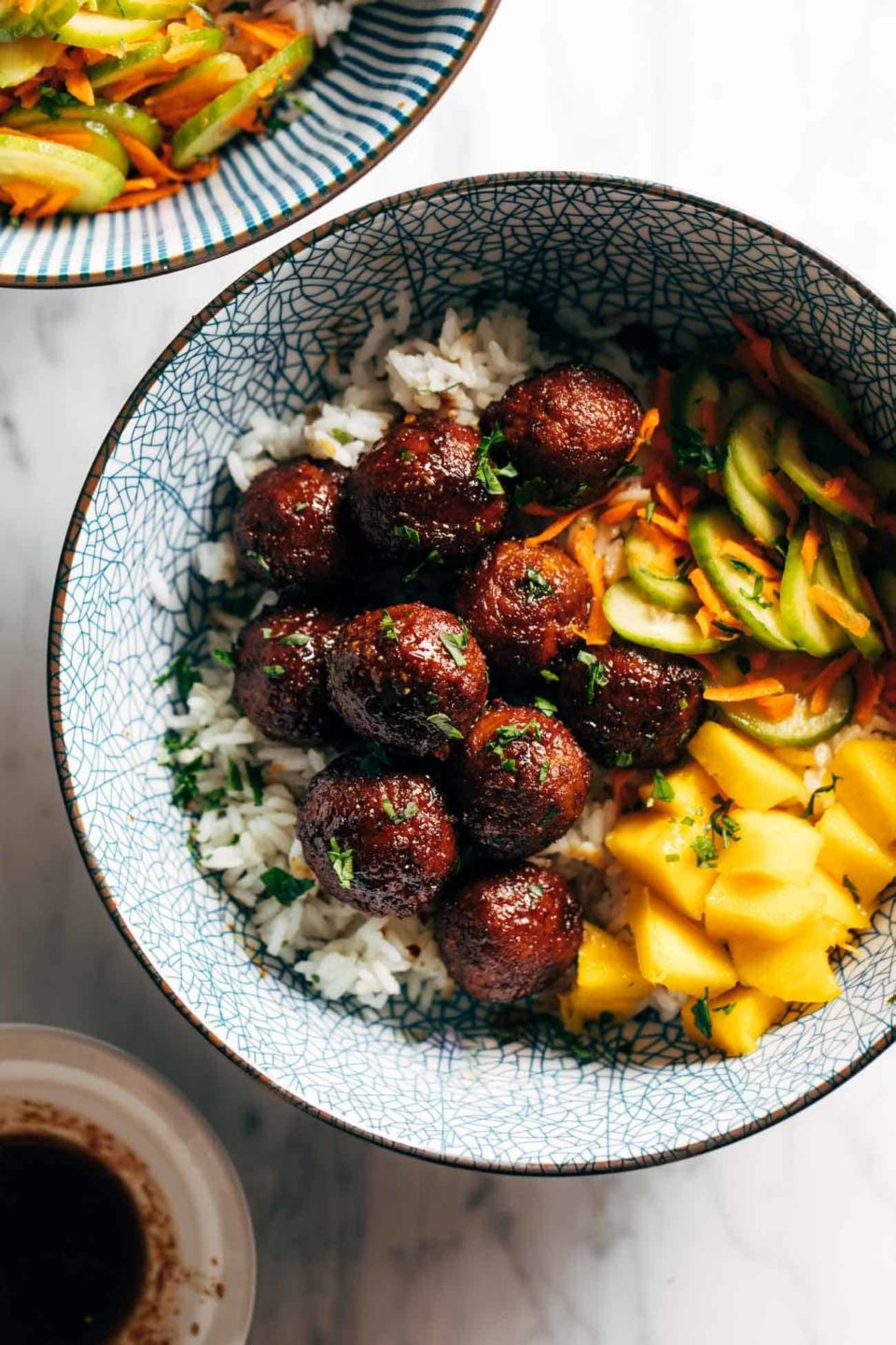 Bols de Riz Gluant au Gingembre avec Légumes Marinés et Mangue