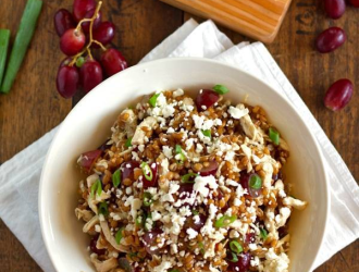 salade de poulet au miel avec raisins et feta