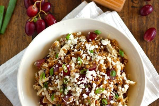 salade de poulet au miel avec raisins et feta