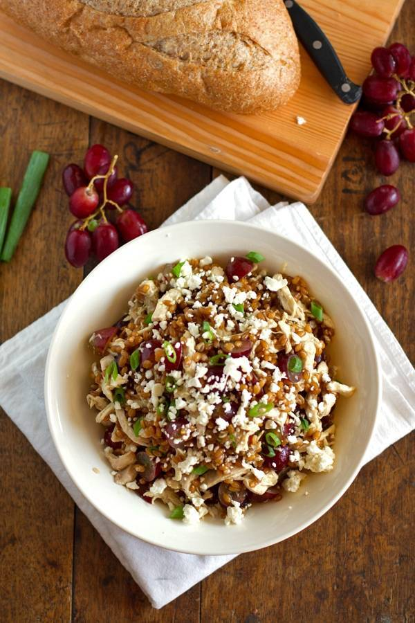 salade de poulet au miel avec raisins et feta