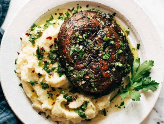 Portobellos grillés au Chimichurri avec purée de pommes de terre au fromage de chèvre