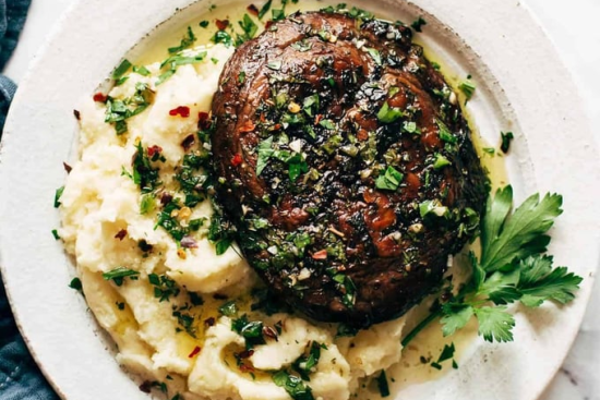 Portobellos grillés au Chimichurri avec purée de pommes de terre au fromage de chèvre