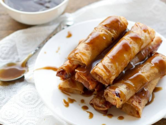 Banana lumpia avec sauce caramel