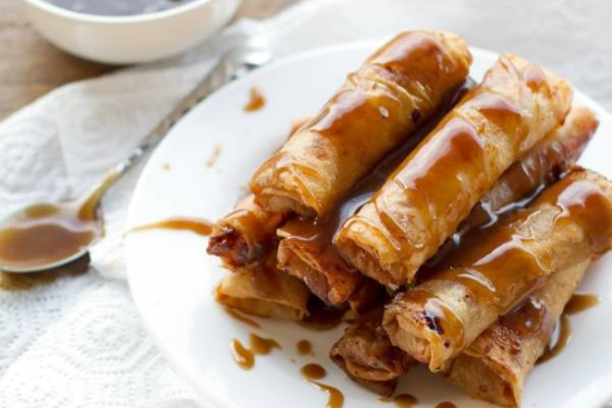 Banana lumpia avec sauce caramel