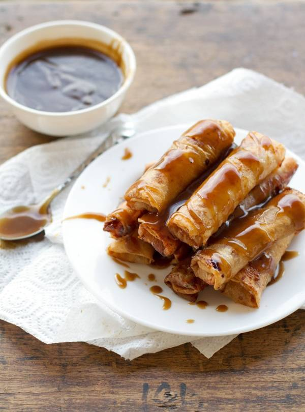 Banana lumpia avec sauce caramel