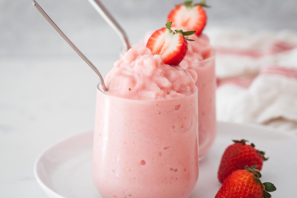 le plat final de yogourt glacé au cheesecake et aux fraises