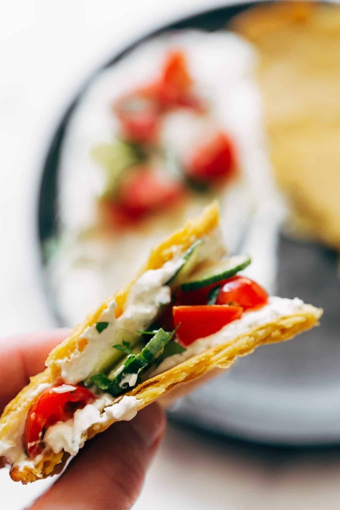 Resultat final du plat de la Socca à la feta fouettée et salade de tomates